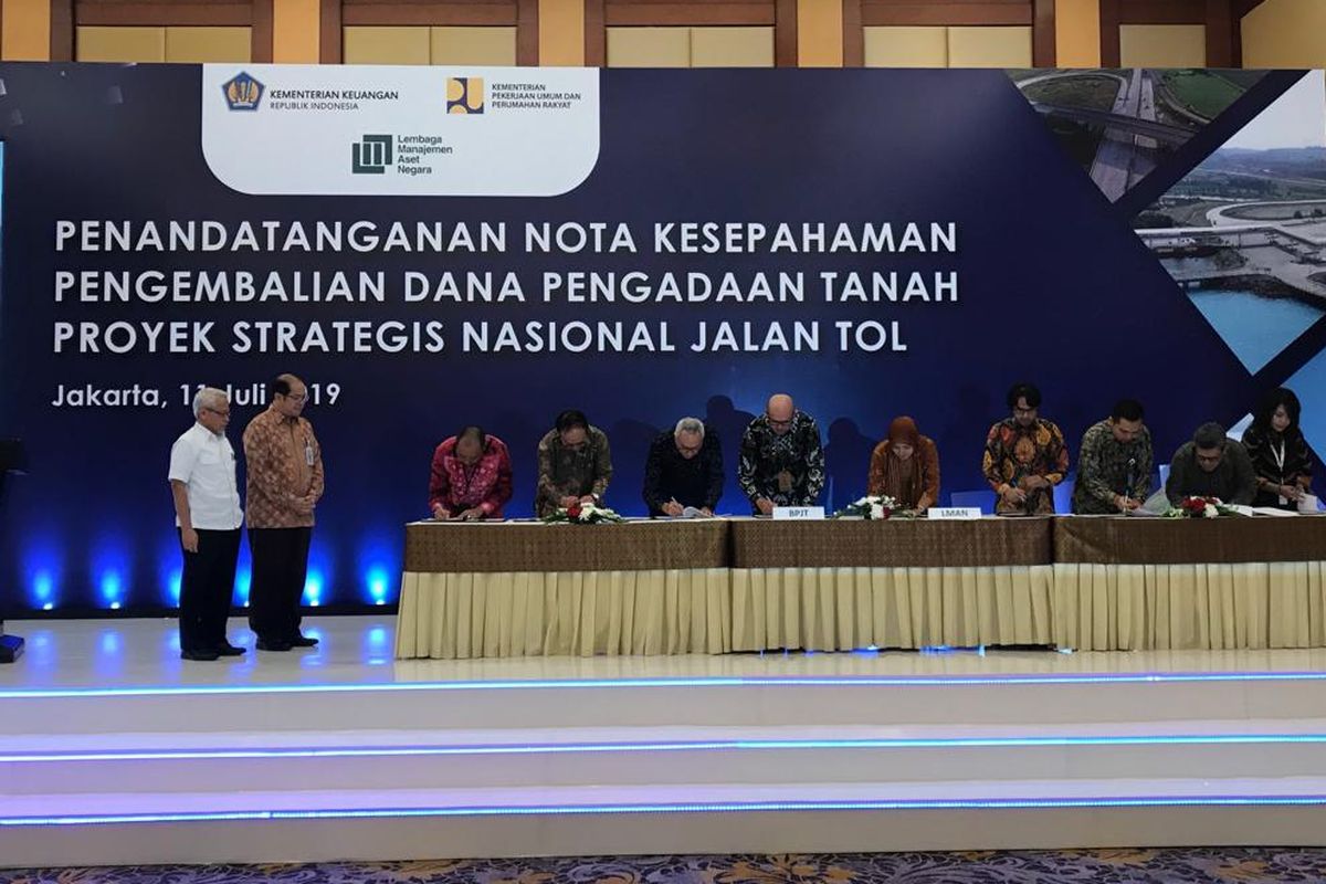 Penandatanganan nota kesepahaman antara Lembaga Manajemen Aset Negara (LMAN) dengan Badan Usaha Jalan Tol (BUJT) di Jakarta, Kamis (11/7/2019).