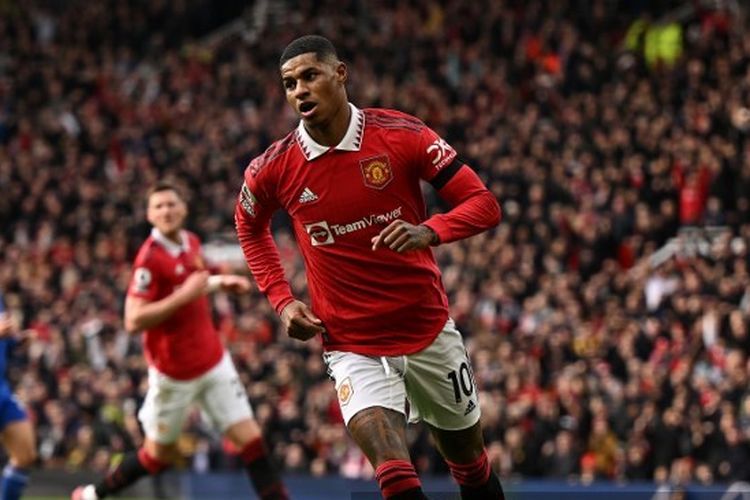 Striker Manchester United, Marcus Rashford, mencetak gol ke gawang Leicester City dalam laga lanjutan Liga Inggris pekan ke-24, Man United vs Leicester, di Old Trafford, Minggu (19/2/2023) malam WIB. Terkini, Man United menang 4-1 atas Chelsea pada Jumat (26/5/2023) dini hari WIB dan Marcus Rashford mencetak rekor sebagai pemain Man United pertama yang mengukri 30 gol di semua ajang dalam semusim. 