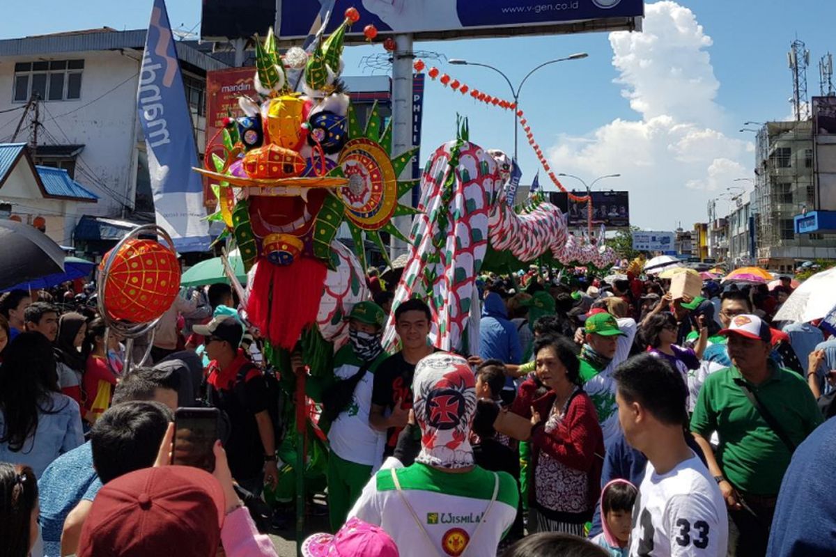 Replika naga dari Wismilak Foundation saat perayaan Cap Go Meh, Pontianak, Kalimantan Barat, Jumat (2/3/2018).