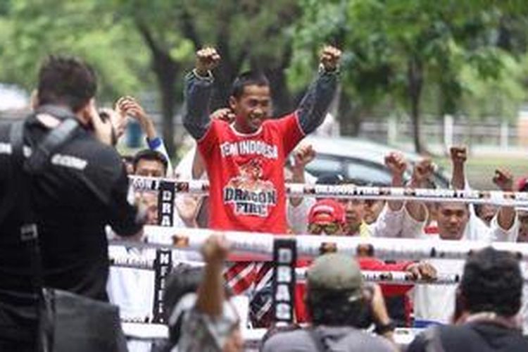 Juara dunia tinju versi IBO, Daud Yordan, menyapa penggemar usai berlatih di kawasan Parkir Timur Senayan, Jakarta, Kamis (11/4/2013). Daud Yordan akan menghadapi petinju Afrika Selatan, Simpewe Vetyeka, di Jakarta, pada 14 April mendatang.
