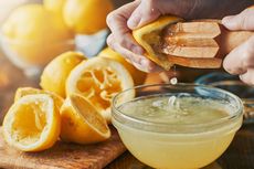 Cara Peras Lemon Tanpa Dikupas, Cuma Butuh 30 Detik