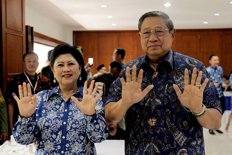 Ketua Umum Partai Demokrat Susilo Bambang Yudhoyono didampingi Ani Yudhoyono (kiri) menunjukkan tanda tinta di jari seusai memberikan suara di TPS 06 Nagrak, Gunung Putri, Kabupaten Bogor, Jawa Barat, Rabu (27/6/2018). Mereka memberikan suara dalam Pilkada Jawa Barat 2018.