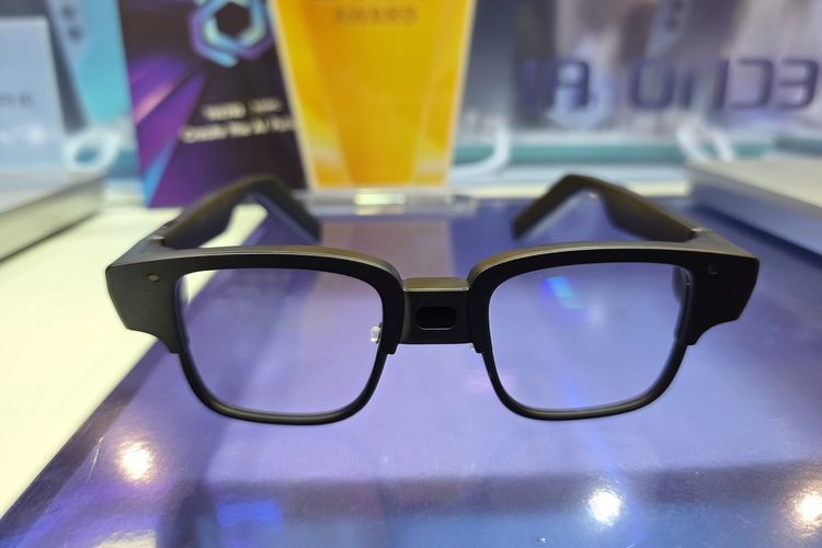 Tecno AI Glasses Pro membawa desain eyebrow frame dengan kamera 50 MP ditempatkan di sisi hidung.