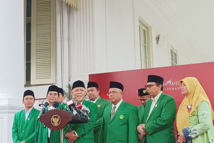 Ketua Umum DPP PUI, Nurhasan Zaidi saat memberikan keterangan pers usai bertemu Presiden Joko Widodo di Istana Kepresidenan, Jakarta, Selasa (6/2/2024).