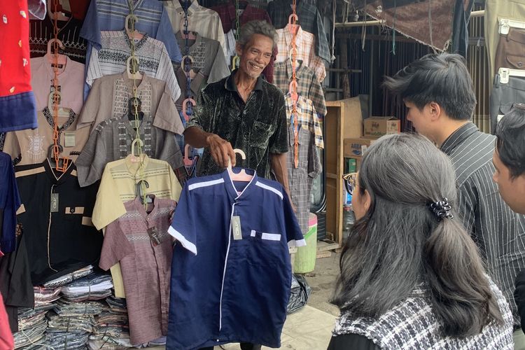Salah Satu Penjual Baju di Pasar Tegal Gubug, Cirebon.