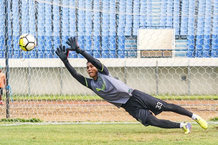 Penjaga gawang Persebaya Surabaya Miswar Saputra