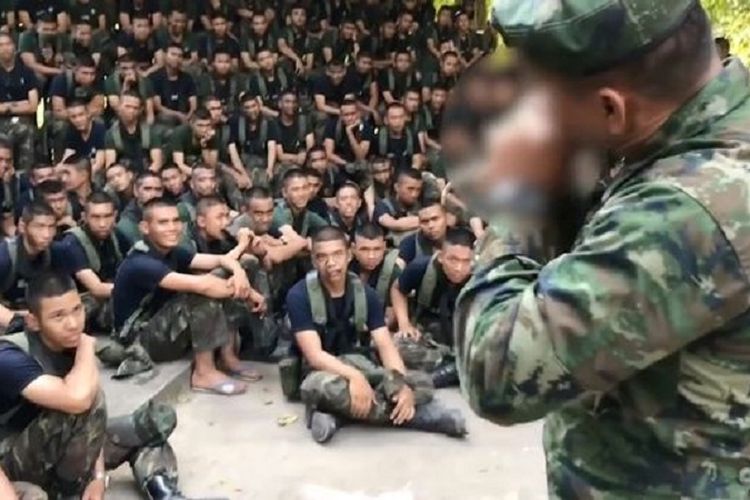 Tangkapan layar rekaman pelatihan tentara Thailand yang memperlihatkan saat instruktur memakan kadal hidup.