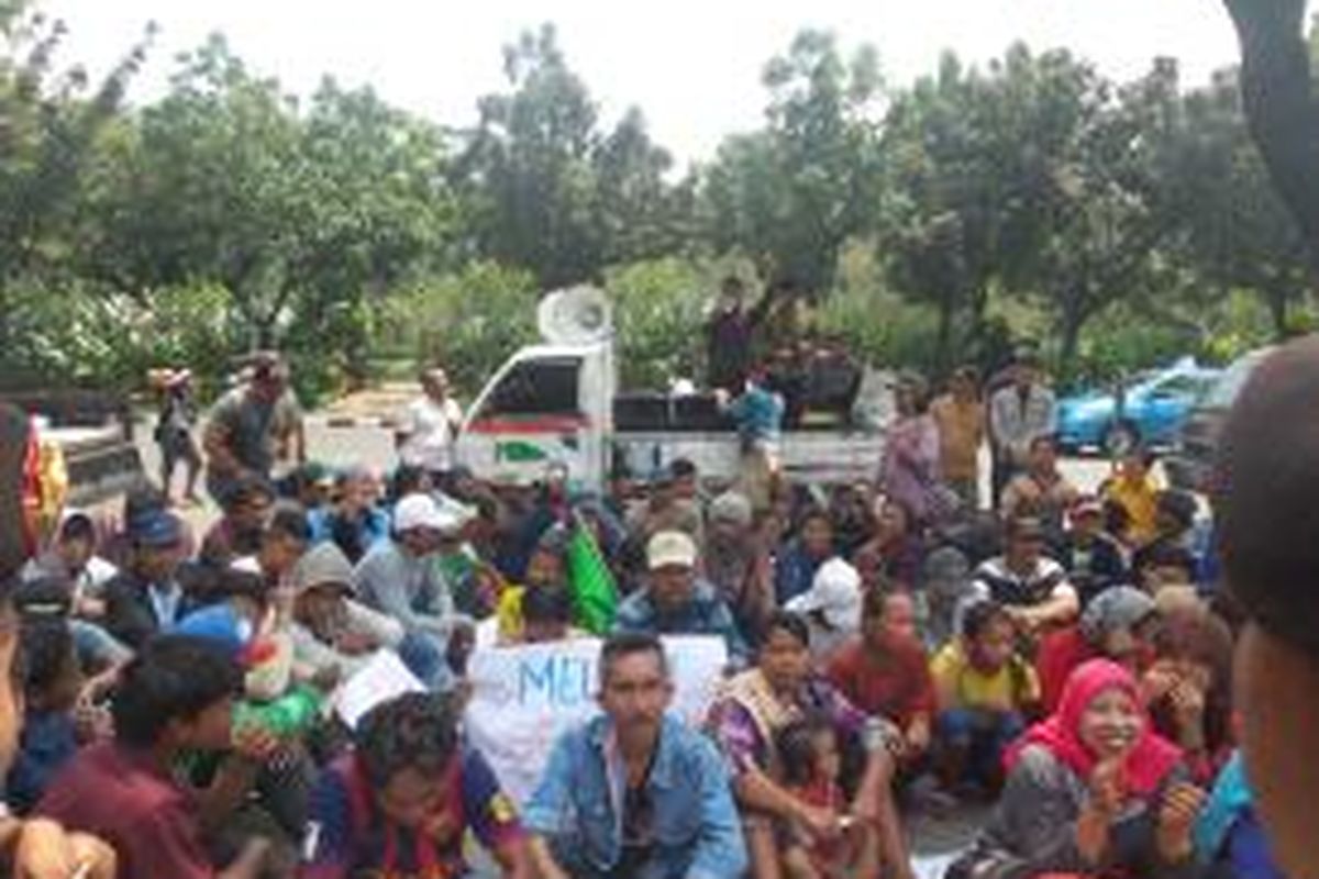 Puluhan nelayan dari Cilincing, Jakarta Utara saat melakukan aksi unjuk rasa, di depan Balaikota Jakarta, Selasa (9/9/2014)