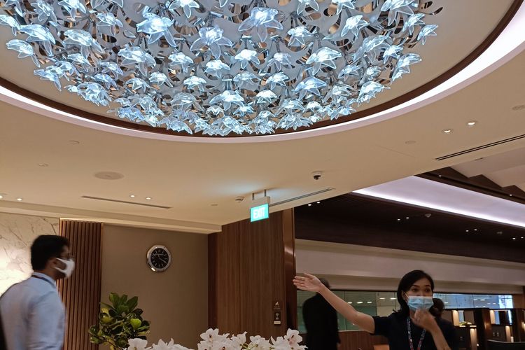 Lobi berhias lampu Lalique kristal di SilverKris Lounge, Terminal 3 Bandara Changi Singapura.