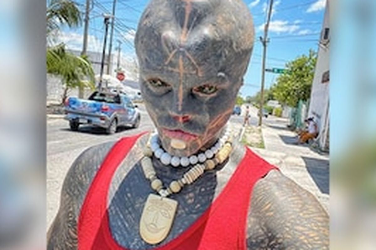 Pria Perancis memodifikasi dirinya mirip alien.