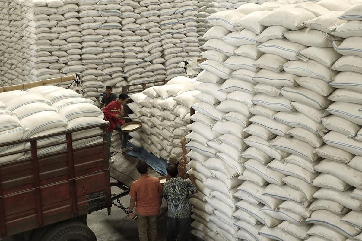 Stok beras yang berada di gudang Bulog Banjarkemantren, Buduran, Sidoarjo, Jawa Timur (Jatim) mencapai angka 630 ribu ton dan dipastikan cukup untuk memenuhi kebutuhan masyarakat Jawa Timur hingga tahun 2020 mendatang