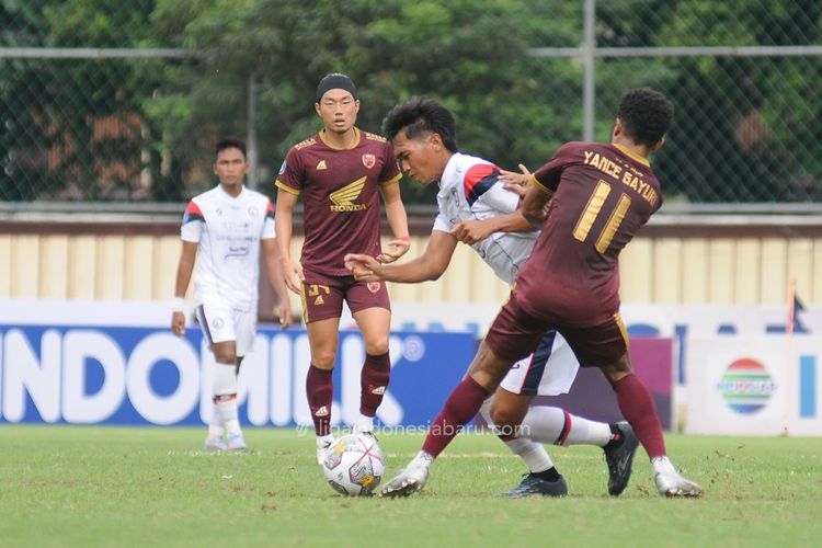 Aksi perebutan bola dalam laga pekan ke-22 Liga 1 2022-2023 antara Arema FC vs PSM Makassar di Stadion PTIK, Jakarta, Sabtu (4/2/2023).