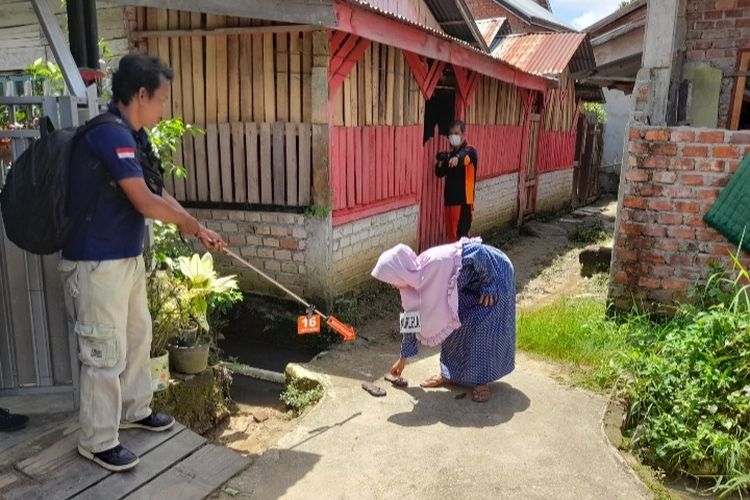 Ibu korban, Nurlela saat melalukan adegan sedang menemukan sandal anaknya, pada prarekontruksi kasus bocah yang tewas dalam septic tank, Sabtu (3/9/2022).