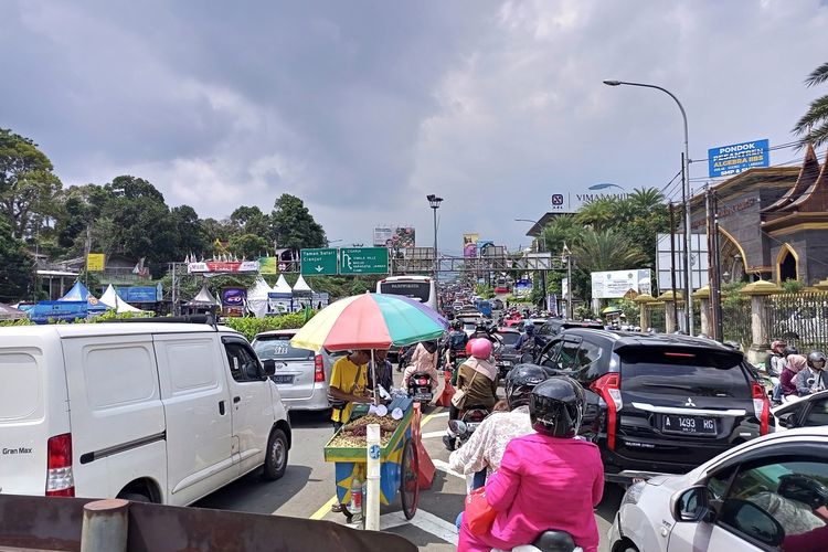 Situasi arus lalu lintas di ruas Jalan Raya Puncak Bogor, Jawa Barat, Senin (24/4/2023) siang