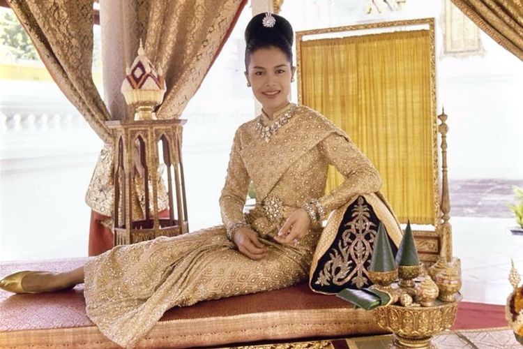 Ratu Sirikit wafat, dikenal sebagai ikon fashion, berikut 5 gaya busana sang Ratu Thailand yang ikonik.