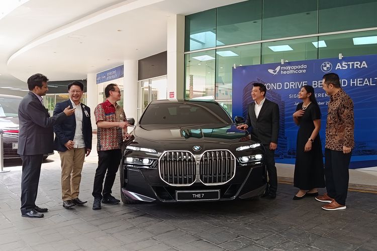 Presiden Direktur & CEO Mayapada Healthcare, Navin Sonthalia (kiri); Chief Commercial Officer Mayapada Healthcare, Benjamin Winoto (ketiga dari kiri); Chief Executive BMW Astra, Sanfrantis Tanu (ketiga dari kanan); dan Chief Operationg Officer Mayapada Healthcare Group, Hendy Widjaja (kanan) saat menghadiri penandatanganan kemitraan strategis antara Mayapada Hospital dan BMW Astra di Mayapada Hospital Jakarta Selatan, Rabu (1/10/2025).