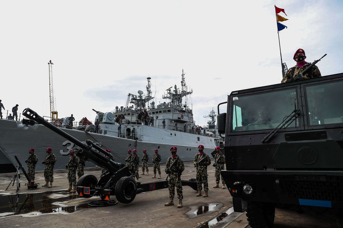 Prajurit TNI AL mengikuti Gelar Pasukan Latihan Operasi Dukungan Tembakan tahun 2020 Koarmada I di Dermaga JICT II, Tanjung Priok, Jakarta Utara, Jumat (20/11/2020). Latihan operasi yang akan berlangsung pada 20-26 November mendatang di perairan Natuna Selatan dan sekitarnya bertujuan untuk meningkatkan kemampuan personel dalam merencanakan, menyiapkan persenjataan dan ketepatan penembakan terhadap sasaran yang dilakukan secara gabungan dalam bentuk unsur fungsi serta meningkatkan interoperabilitas antar satuan yang terlibat mulai dari tahap deteksi sampai dengan tahap netralitas.