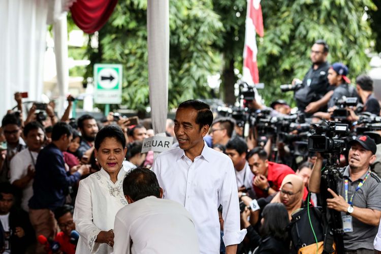 Calon Presiden Nomor Urut 01, Joko Widodo menggunakan hak pilihnya dalam Pemilu serentak 2019 di TPS 008, Pelataran Gedung Lembaga Adminsitrasi Negara, Gambir, Jakarta Pusat, Rabu (17/4/2019).