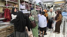 Berburu Baju Sekolah di Makassar, Banyak Orangtua Kehabisan Ukuran