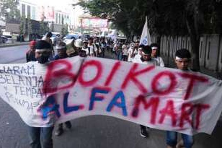 Ratusan buruh melakukan long march sejauh 16 kilometer untuk mengadu ke dewan rakyat, mereka juga menyerukan boikot belanja di Alfamart, Senin (25/7/2016) 