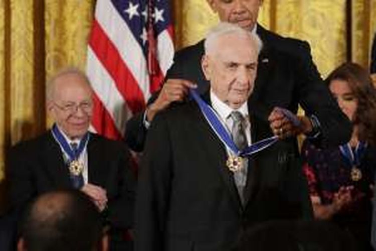 Arsitek dunia Frank Gehry saat dikalungi Medali Kebebasan oleh Presiden AS Barack Obama.