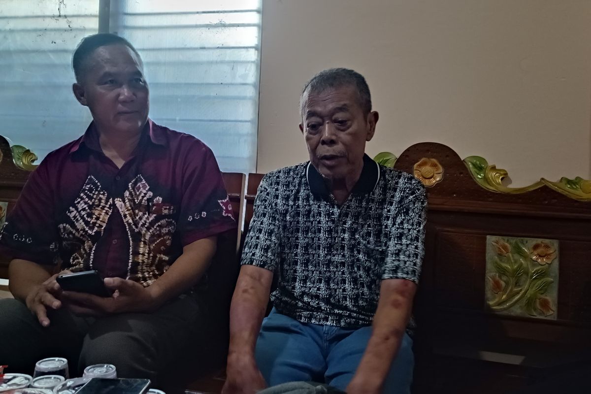 Mantan Ketua DPRD Jatim Kusnadi saat memberikan klarifikasi ke Polsek Balongbendo, Senin (9/6/2025)