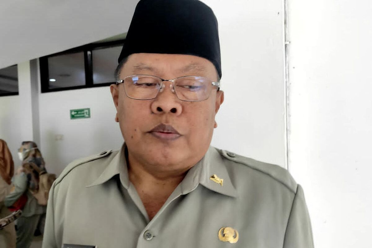 Wali Kota Blitar Santoso menjawab pertanyaan wartawan di Kantor Wali Kota Blitar, Jumat (21/7/2023)