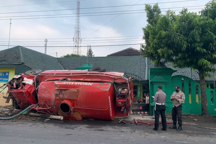 Truk damkar yang mengalami kecelakaan di Jalan Raya Pagu, Kecamatan Pagu, Kabupaten Kediri, Jawa Timur, Minggu (19/6/2022).