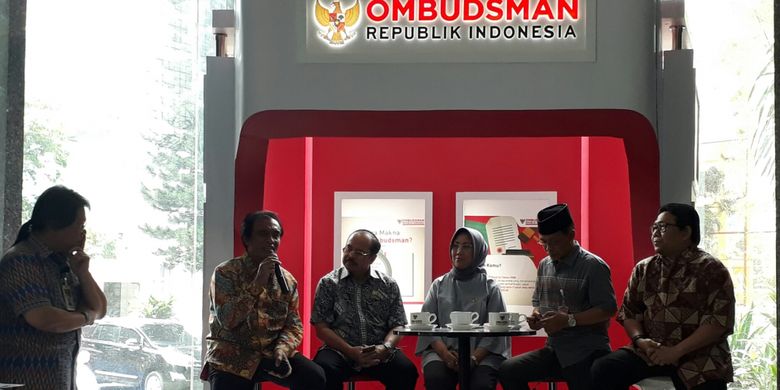 Acara Ngopi Bareng Ombudsman dengan pimpinan dan anggota Ombudsman di gedung Ombudsman, Kuningan, Jakarta, Kamis (18/1/2018).