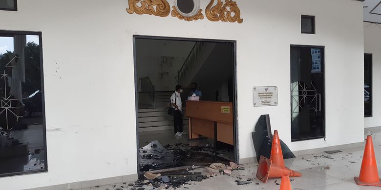 Pintu depan kantor DPRD Kota Jambi hancur dilempar batu oleh sekelompok anak usia sekolah, pada Rabu (7/10/2020).