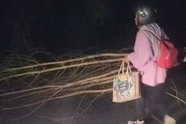 Polsek Sebatik Barat Patroli Intens, Antisipasi Isu Begal Tutup Jalan Pakai Ranting Pohon