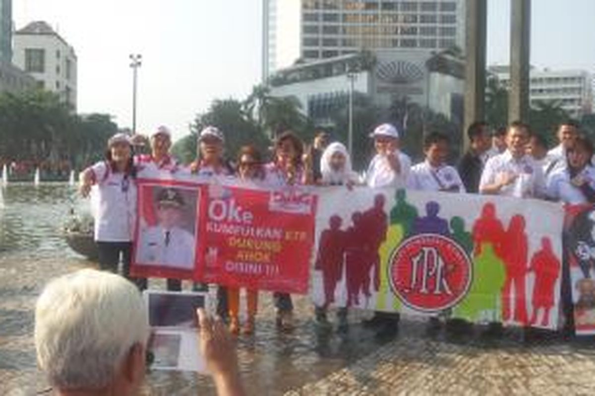 Sekelompok orang yang menamakan diri Dukung Ahok Gubernur menggelar aksi kampanye sosialisasi pengumpulan fotocopy KTP untuk Gubernur DKI Jakarta Basuki 