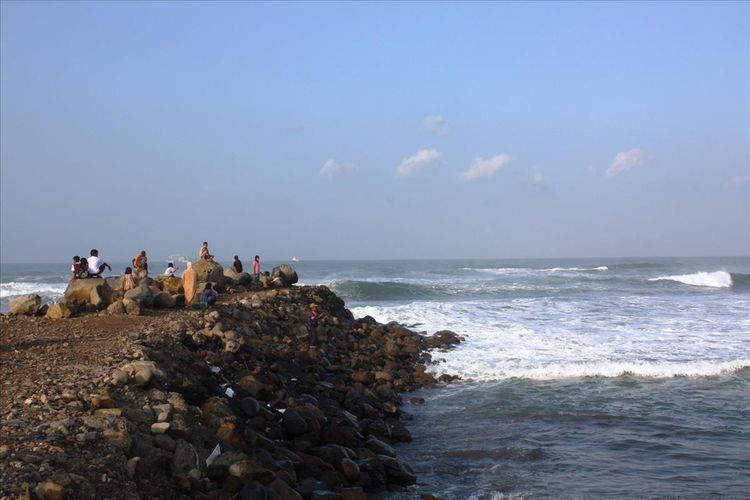 Pesisir pantai selatan Cianjur, Jawa Barat menjadi salahsatu wilayah yang patut diantisifasi ancaman tsunami. Sayangnya, alat pendeteksi tsunami yang dipasang di sana dikabarkan saat ini dalam kondisi tidak berfungsi.