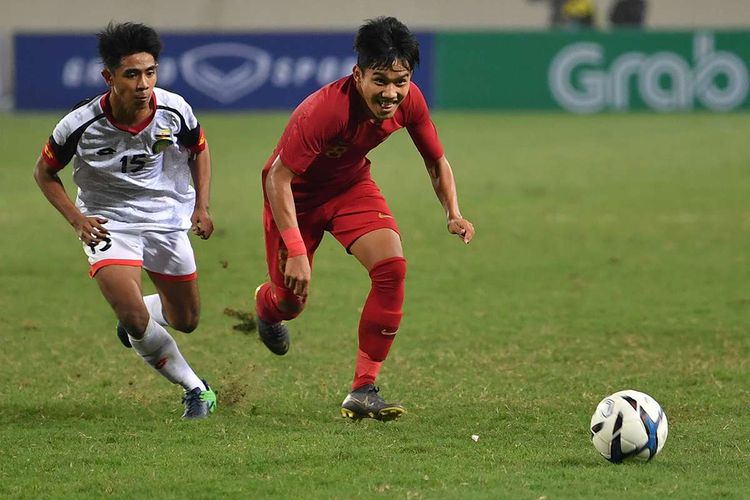 Pesepak bola tim nasional Indonesia U-23 Witan Sulaeman (kanan) berlari mengejar bola dengan pesepak bola tim nasional Brunei Darussalam U-23 Rahimin Abdul Gani (kiri) pada pertandingan Grup K kualifikasi Piala Asia U-23 AFC 2020 di Stadion Nasional My Dinh, Hanoi, Vietnam, Selasa (26/3/2019). Tim nasional Indonesia U-23 mengalahkan tim nasional Brunei Darussalam U-23 dengan skor 2-1.