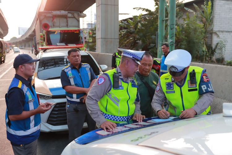 Polisi Tindak Tegas Truk Parkir di Bahu Tol Japek