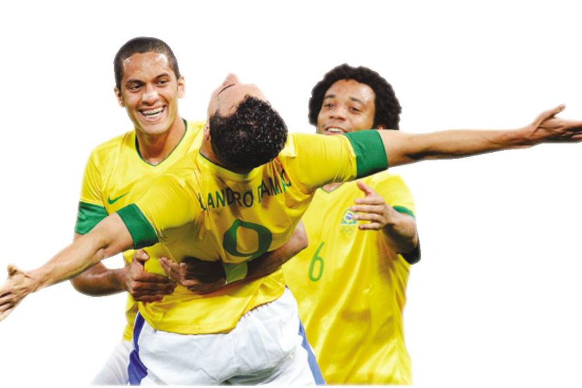 Penyerang Brasil, Leandro Damiao (tengah), merayakan gol ciptaannya bersama bek Romulo (kiri) dan Marcelo. Brasil menang 3-0 atas Korsel di semifinal cabang sepak bola Olimpiade 2012 di Old Trafford, Manchester, Selasa (7/8), dan akan berlaga di final melawan Meksiko.