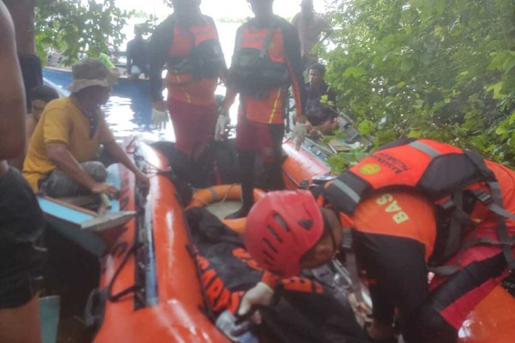 Tim SAR gabungan melakukan evakuasi terhadap Jamaludin yang tewas dalam kecelajaan perahu getek di Banyuasin, Sumatera Selatan, Minggu (11/2/2024).
