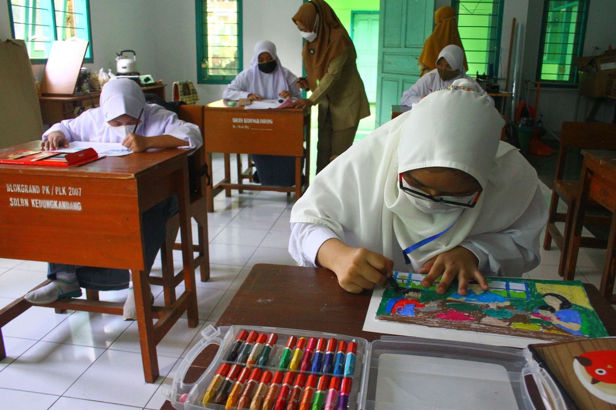 Siswa mengikuti pelajaran mewarnai saat pelaksanaan pembelajaran tatap muka (PTM) 100 Persen hari pertama di SLB C Autis Jenjang SMA Kedungkandang, Malang, Jawa Timur, Senin (10/1/2022). Pelaksanaan PTM 100 persen hari pertama di sekolah tersebut dibatasi hanya 30 menit setiap jam pelajaran dan difokuskan pada kurikulum Bina Diri serta Vokasi, sementara kegiatan ekstrakurikuler yang berpotensi menimbulkan kerumunan ditiadakan.