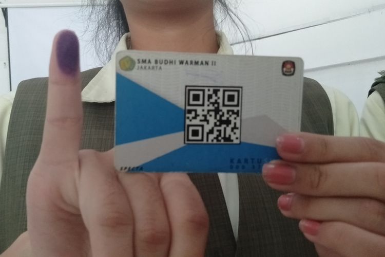 bentuk smart card miliki SMA Budhi Warman 2 yang dipakai untuk melakukan pemilihan umum pengurus OSIS, Senin (28/10/2019)