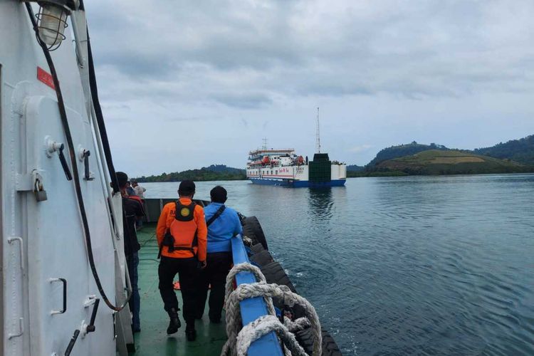 KMP Zoey saat hendak dievakuasi. Kapal penumpang itu kandas di perairan Pulau Sindu, Lampung Selatan.