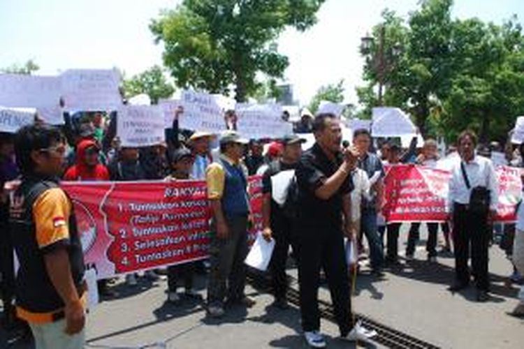 LSM Satria, saat lakukan demo. Kompas.Com/Slamet Priyatin