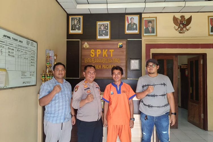 Terduga pelaku pencabulan terhadap adik ipar yang masih di bawah umur (dua dari kanan), saat diamankan di kantor Polsek Paciran, Lamongan, Jawa Timur, Sabtu (1/6/2024).