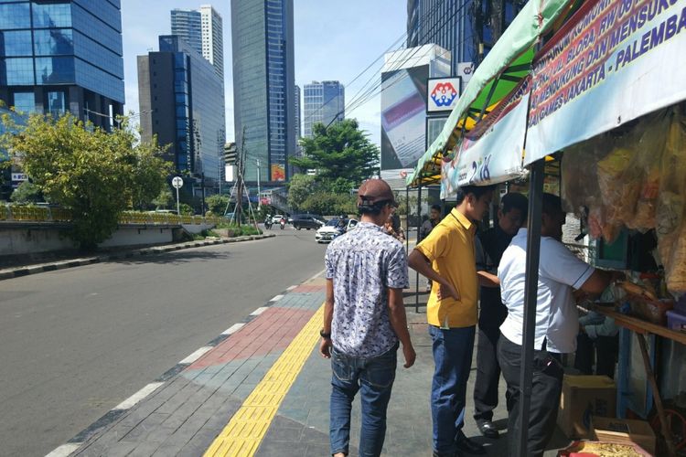 Pedagang kaki lima (PKL) berjualan di atas trotoar Jalan Blora, Jakarta Pusat (15/11/2018).