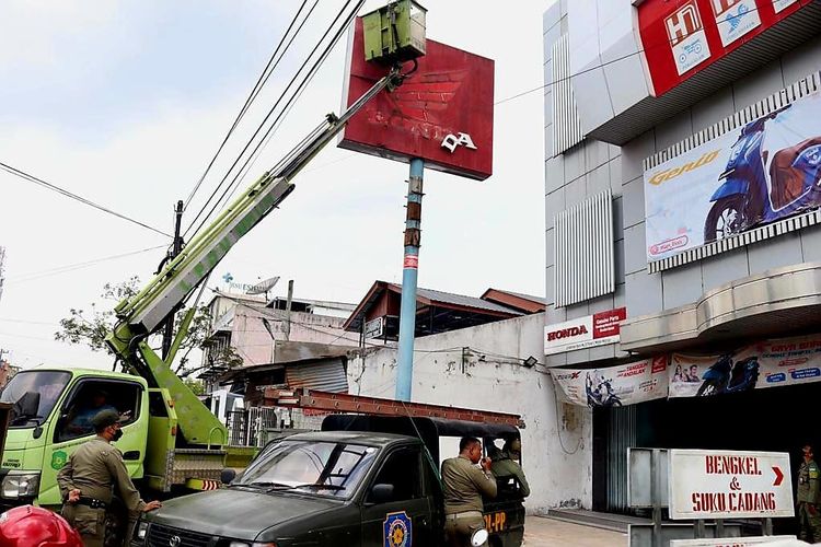 Tim Terpadu Pemkot Medan menertibkan reklame-reklame tidak berizin dan menunggak pajak di kawasan Kecamatan Medanmarelan, Senin (13/6/2022)