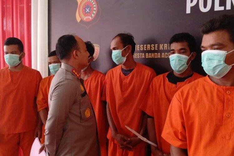 Kapolresta Banda Aceh, Kombes Fahmi Irwan Ramli mengintrogasi para tersangka judi online di Lapangan Indoor Polresta, Rabu (19/6/2024).