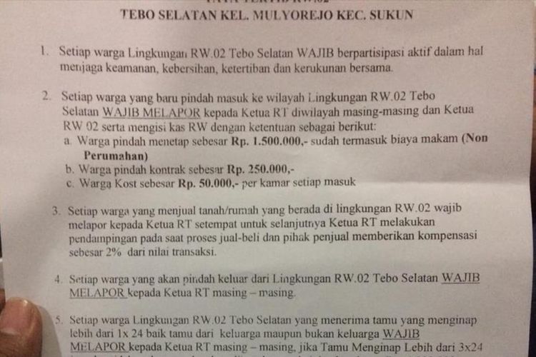 Ketua RW 2 Kelurahan Mulyorejo, Kota Malang, Ashari saat menunjukkan Tatib RW di rumahnya, Kamis (11/7/2019)