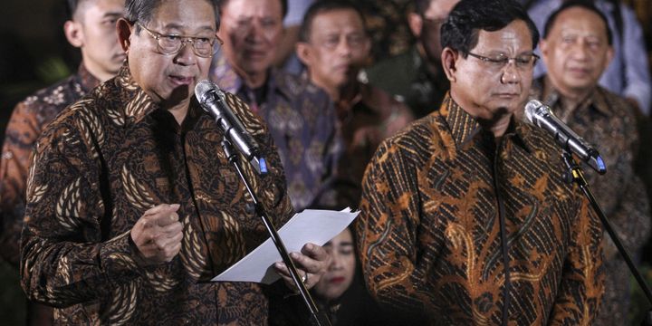 Ketua Umum Partai Demokrat Susilo Bambang Yudhoyono (kiri) bersama Ketua Umum Partai Gerindra Prabowo Subianto (kanan) menyampaikan keterangan pers seusai melakukan pertemuan tertutup di kawasan Mega Kuningan, Jakarta, Selasa (24/7). Pertemuan tersebut menyepakati kesamaan visi dan misi sebagai dasar untuk membangun koalisi dalam Pilpres 2019.