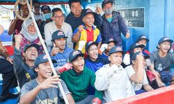 Pj Gubernur Heru Tinjau UMKM Masyarakat Pesisir di Muara Angke, Cek Kebutuhan Nelayan dan Serahkan Bantuan