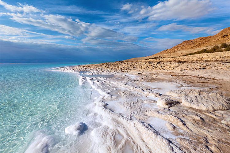Mengapa air di Laut Mati lebih asin daripada lautan leas?