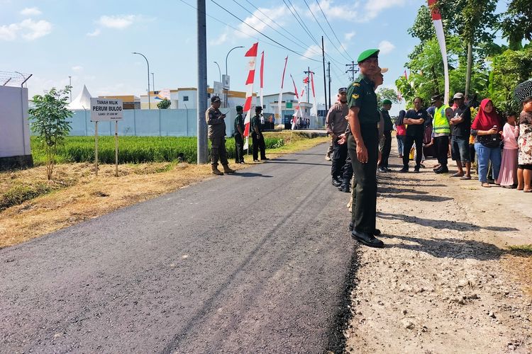Kondisi jalan yang diperbaiki atau diaspal, saat Presiden Joko Widodo (Jokowi) dijadwalkan meresmikan pabrik penggilingan padi atau Modern Rice Milling Plant (MRMP) di Kelurahan Karangmalang, Kecamatan Masaran, Kabupaten Sragen, pada Sabtu (11/3/2023).